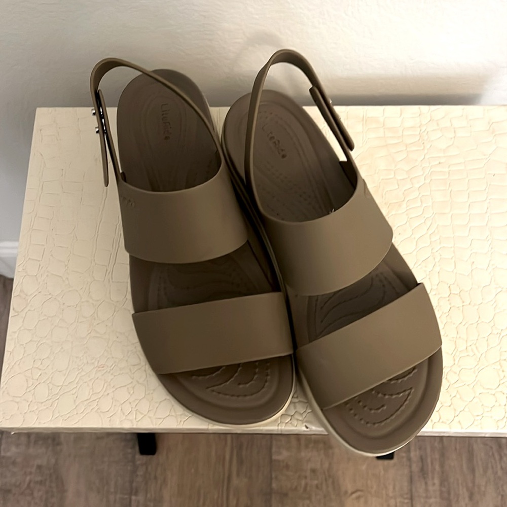 Crocs Brooklyn Sandals Womens 8 Khaki Bone Straps Low Wedge Platform Comfort